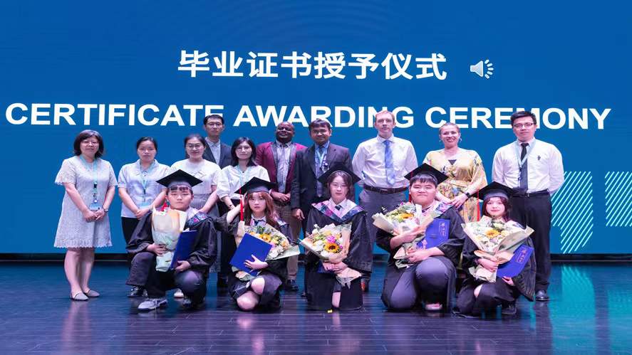 青春正向上，夢想有光芒 - The first graduation ceremony